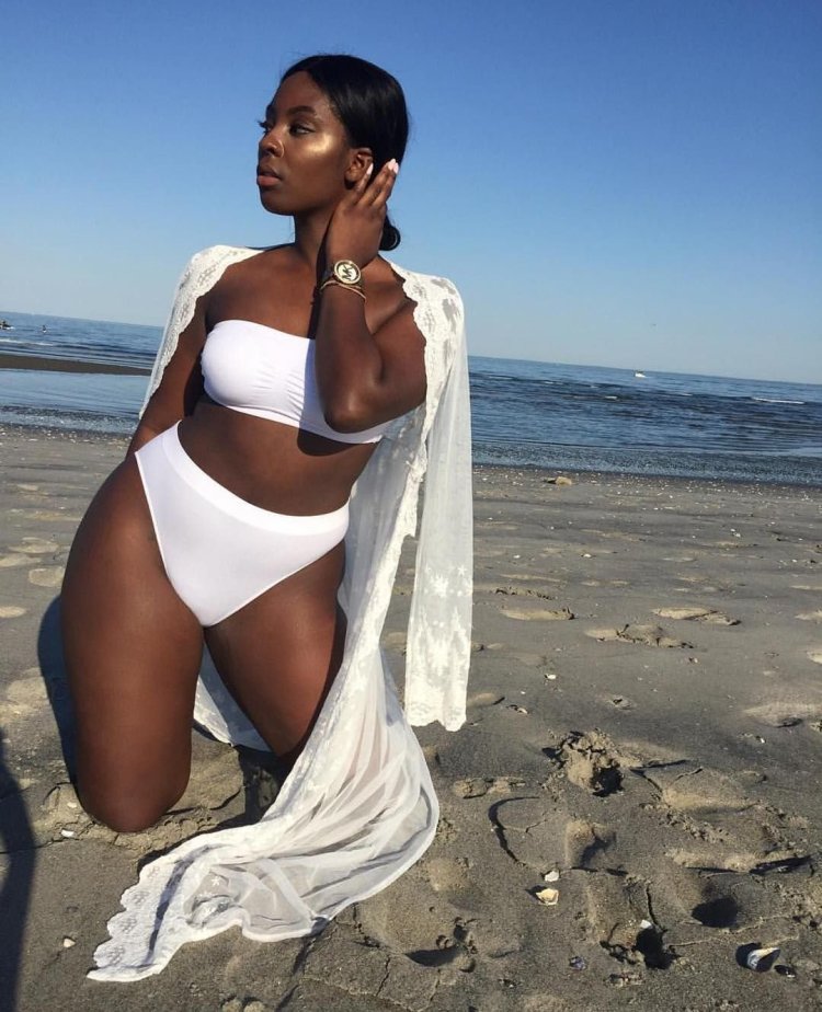 Белая девушка в Африке