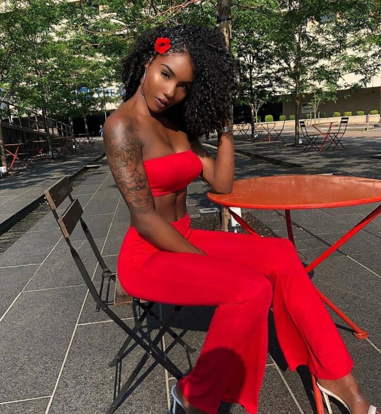 Чернокожая девушка в платье