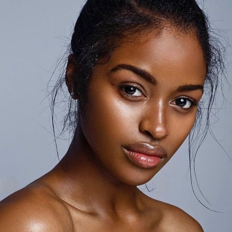 Лицо темнокожей девушки