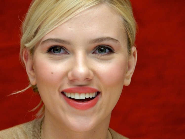Скарлетт Йоханссон улыбка
