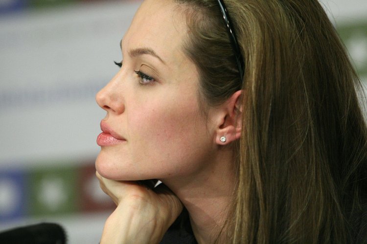 Анджелина Джоли профиль лица