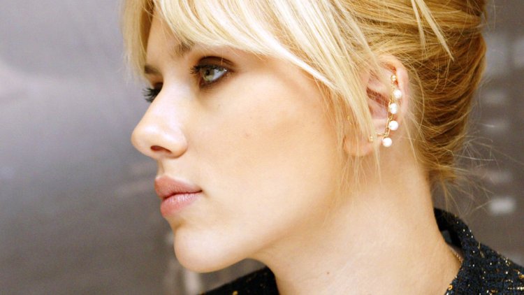 Скарлетт Йоханссон в профиль