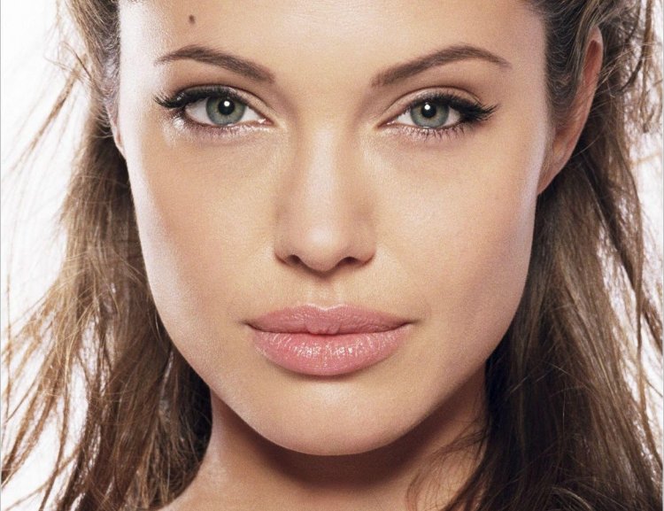 Анджелина Джоли фото анфас