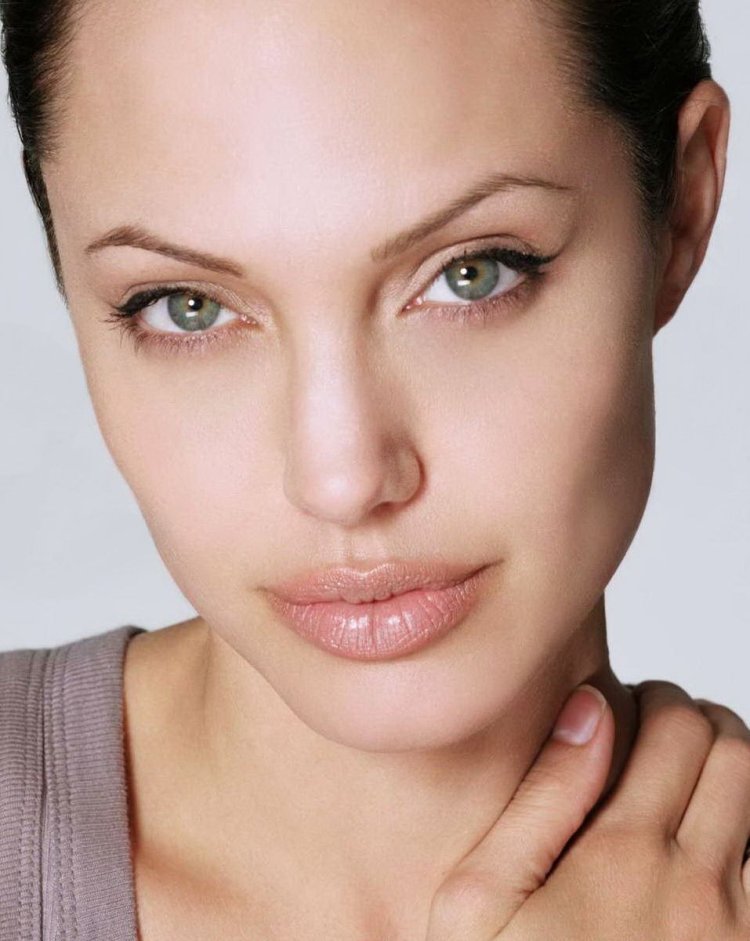 Анджелина Джоли цвет глаз