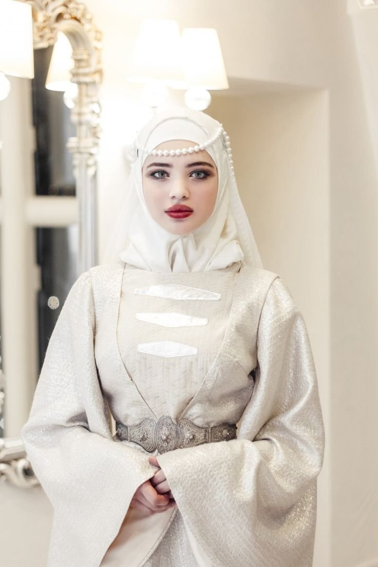 Илона Бисултанова в хиджабе