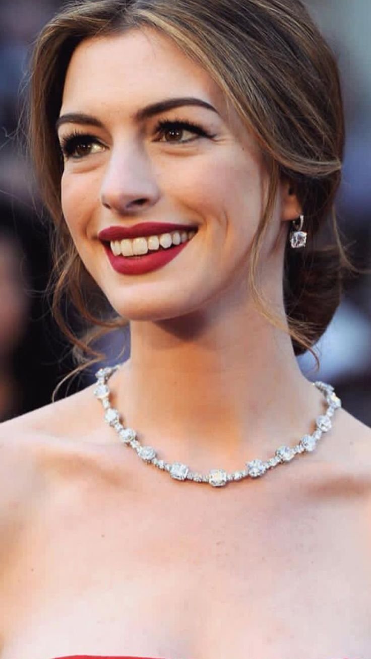 Энн Хэтэуэй улыбается