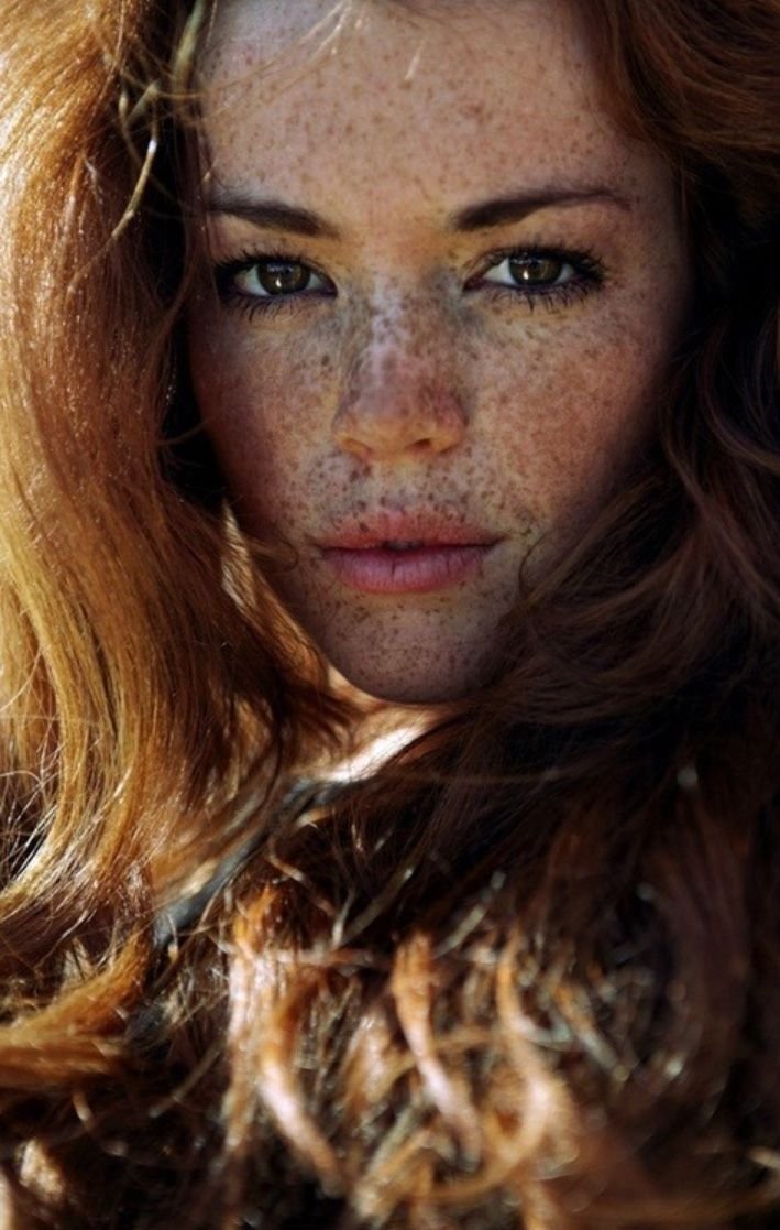 Миссис Гамильтон с веснушками