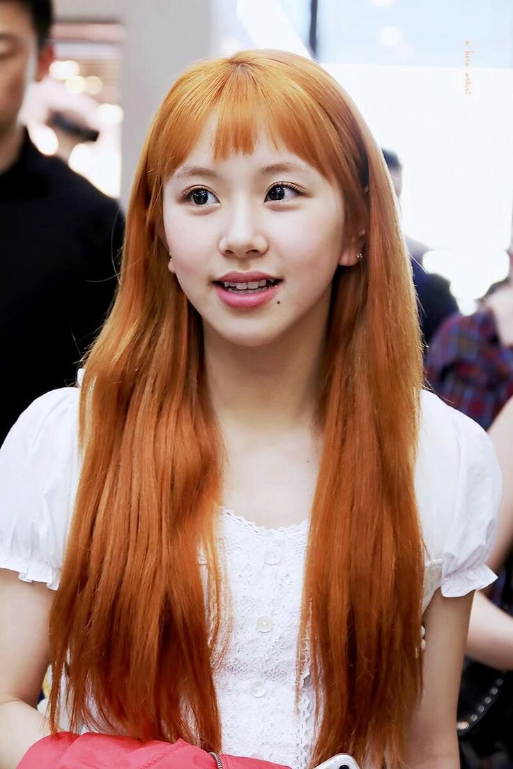 Сана твайс с рыжими волосами