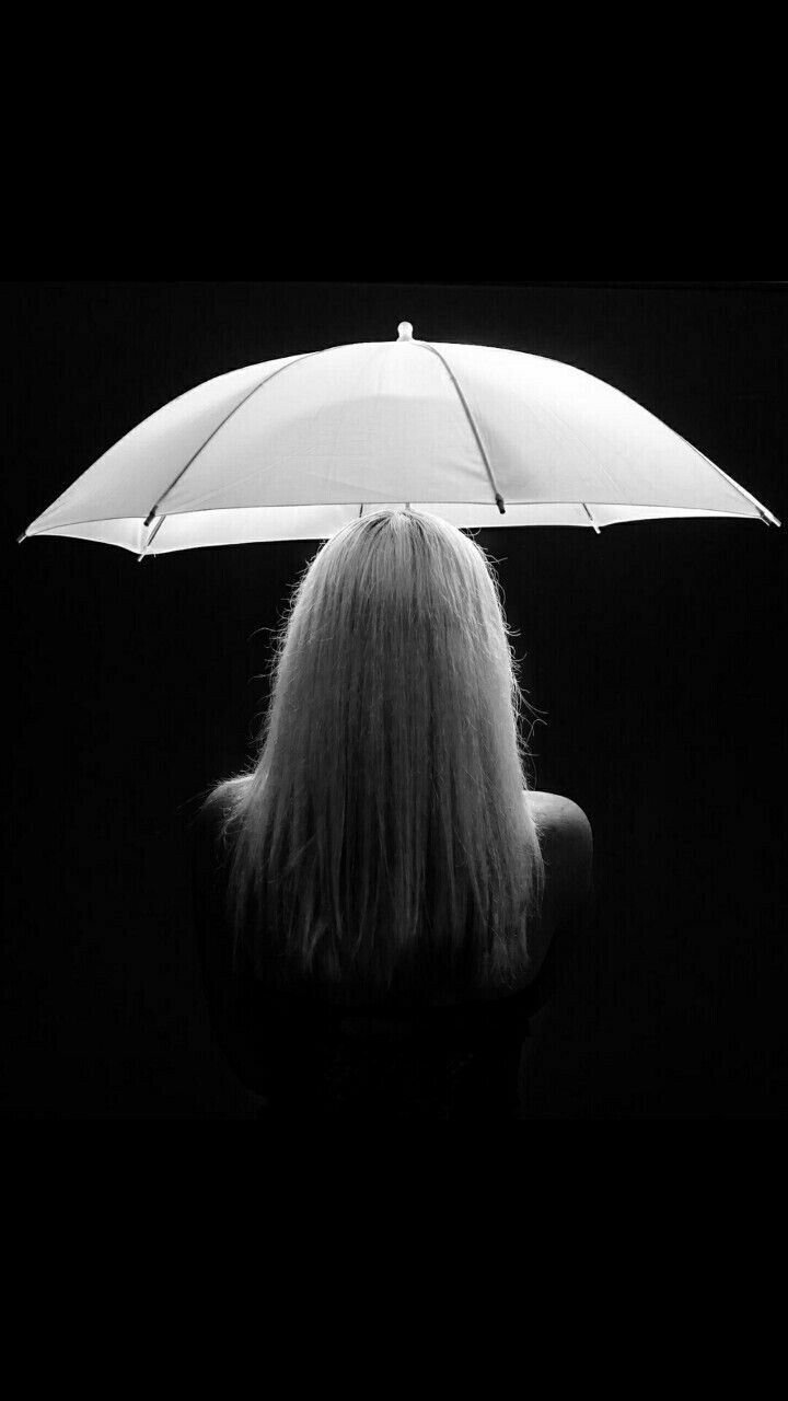 Девушка с белым зонтом