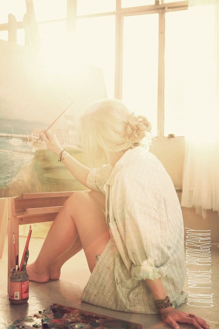 Девушка художница в рубашке