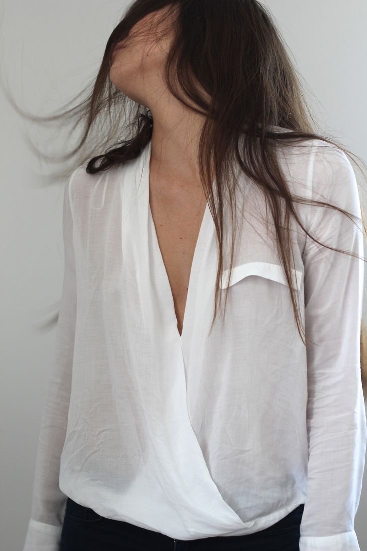 Брюнетка в белой рубашке со спины