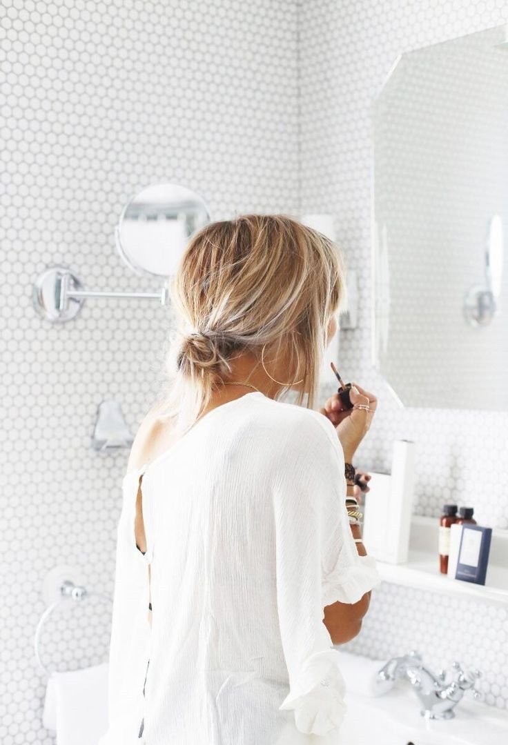 Блондинка в душе со спины