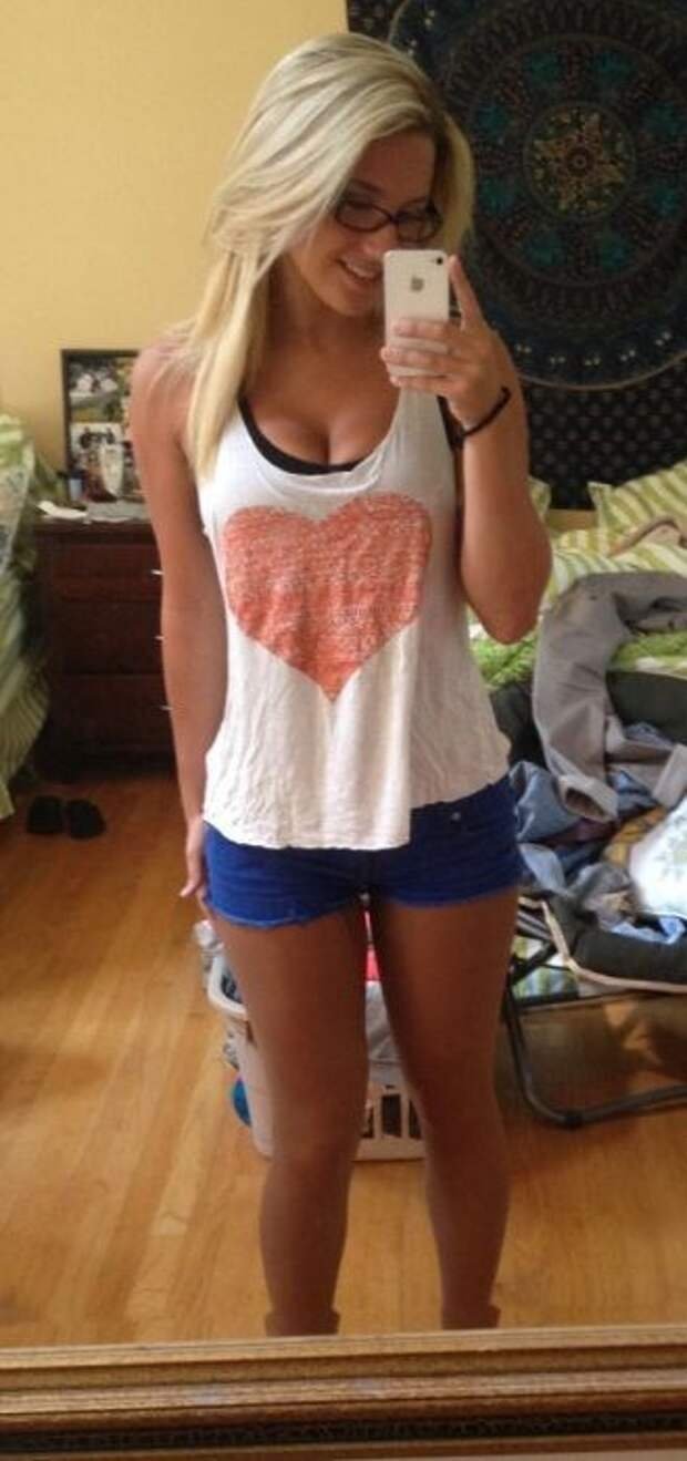 Блондинка селфи в зеркало