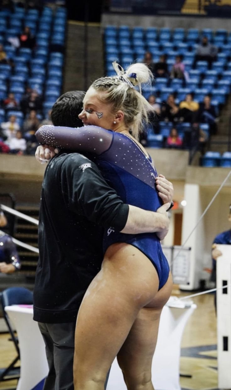 Спортсменка с большими ягодицами