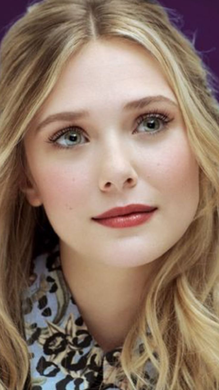 Молодая актриса блондинка