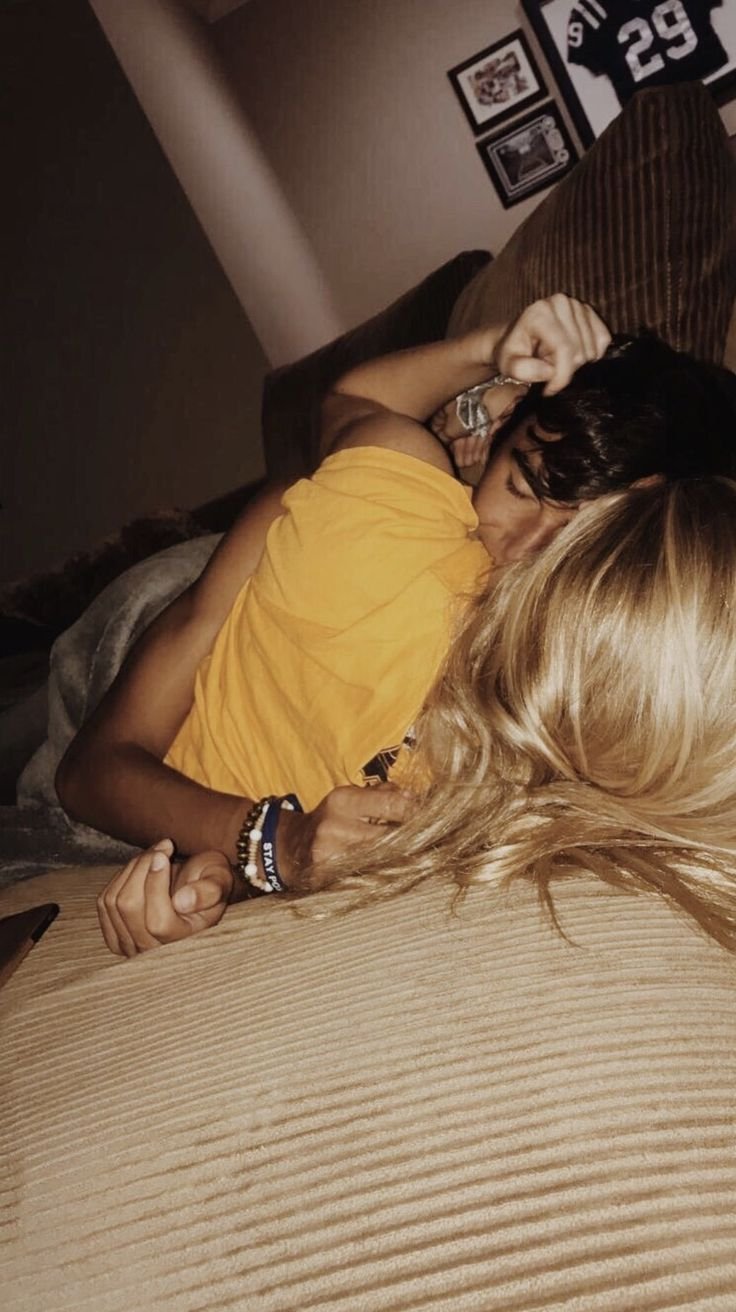 Блондинка с парнем со спины