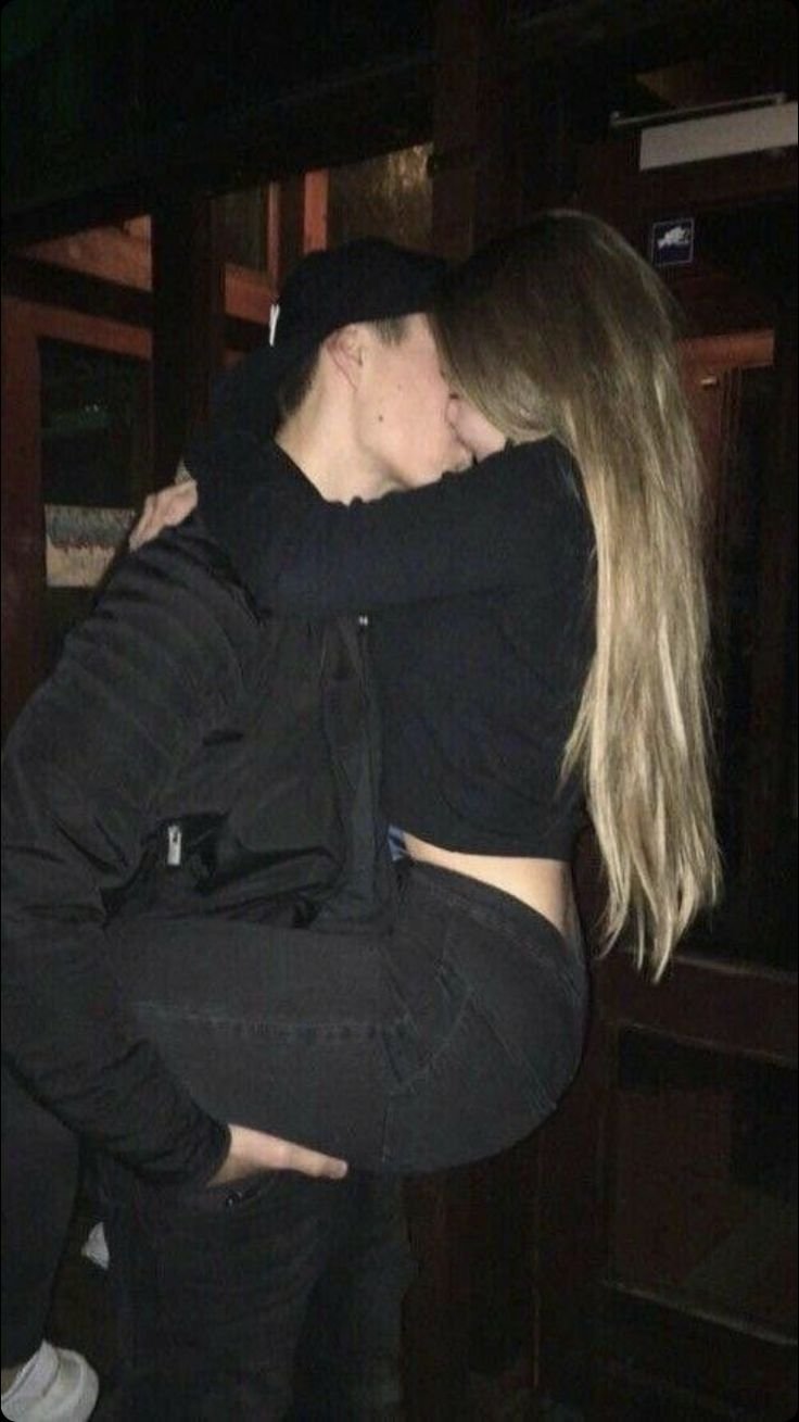 Светло русая девушка с парнем