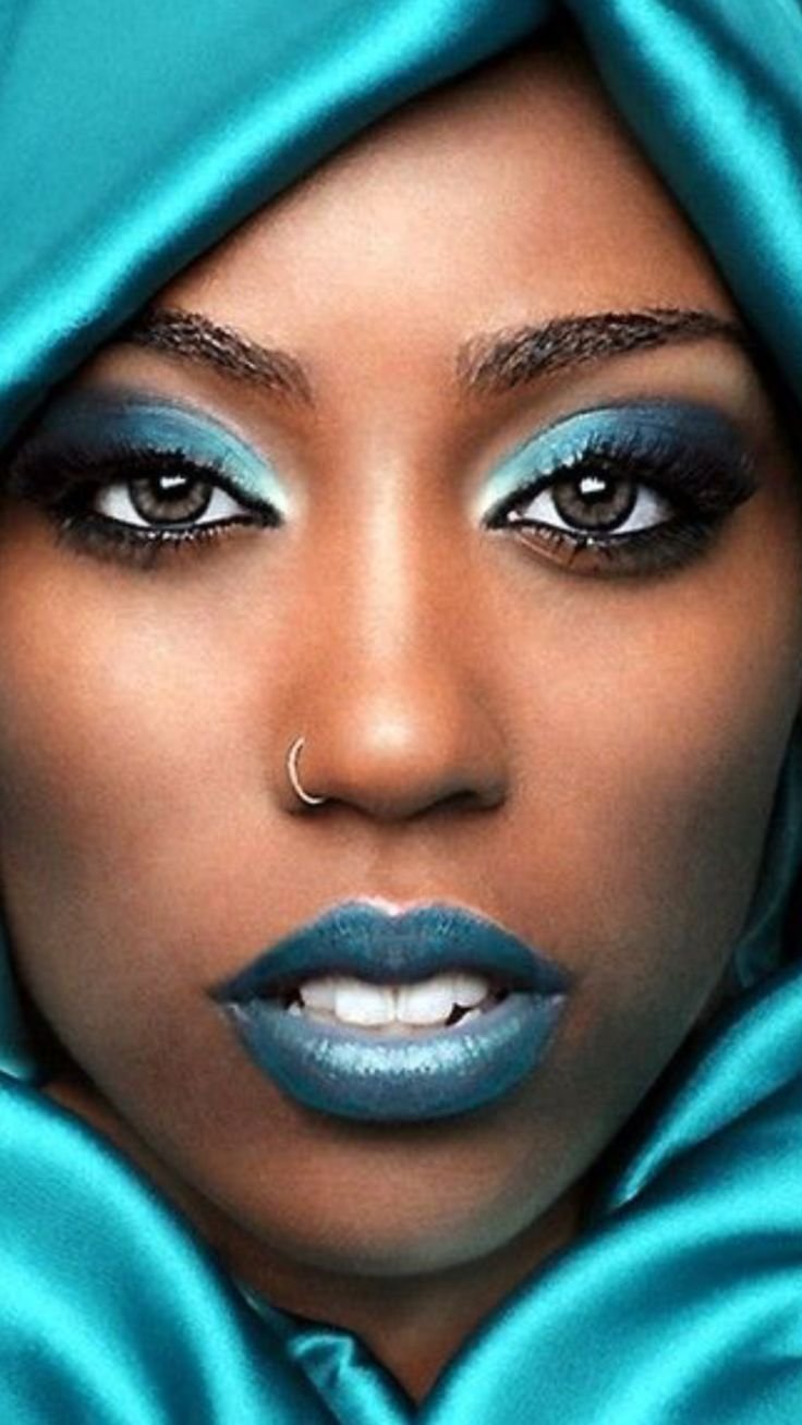 Мулатка с голубыми глазами