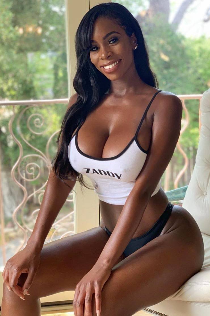 Чернокожая Lexxie Hart