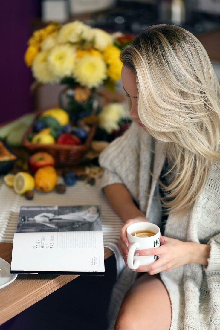 Блондинка с кофе