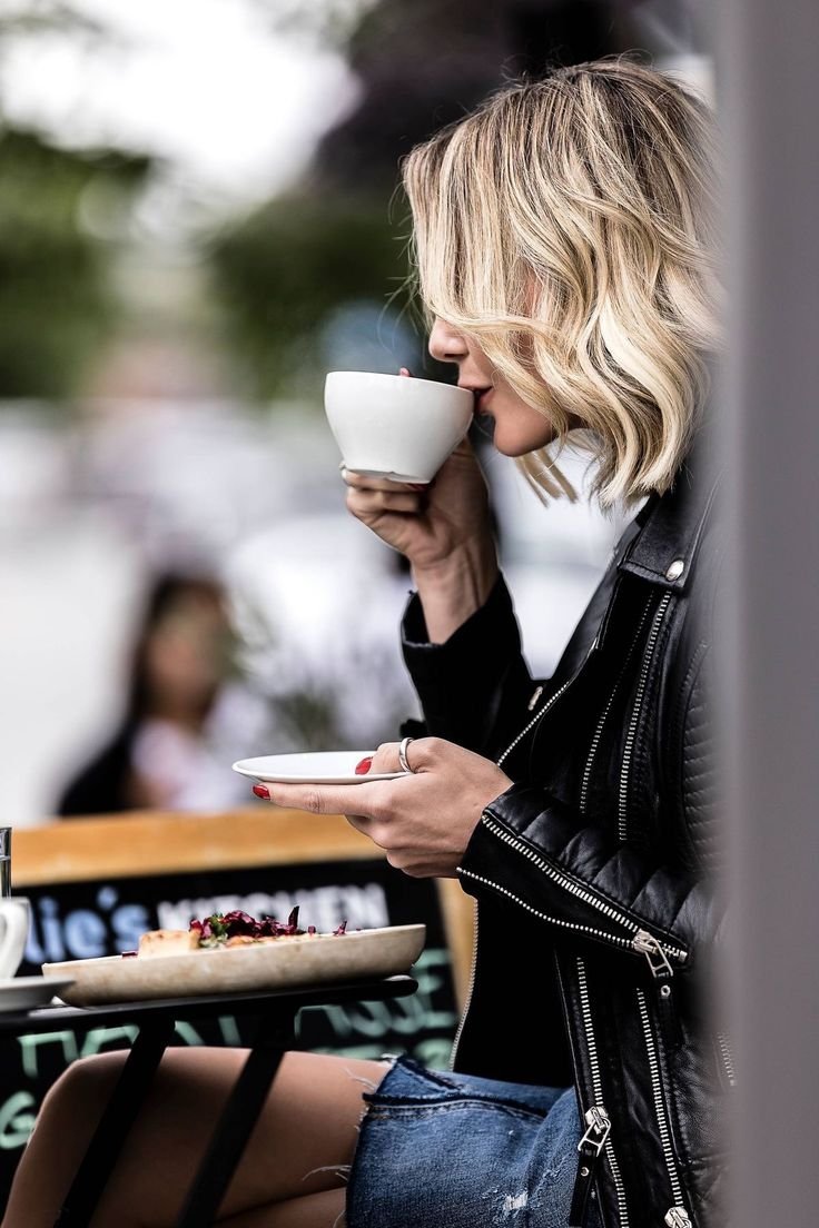 Блондинка с кофе