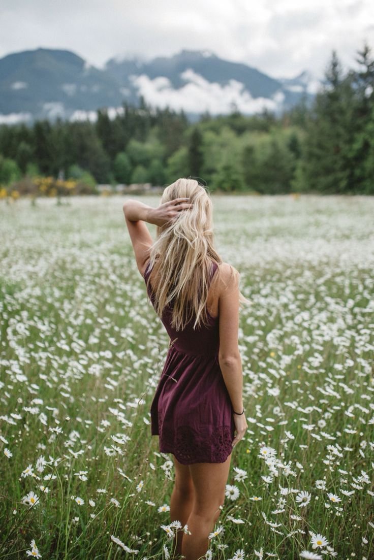 Девушка блондинка на природе