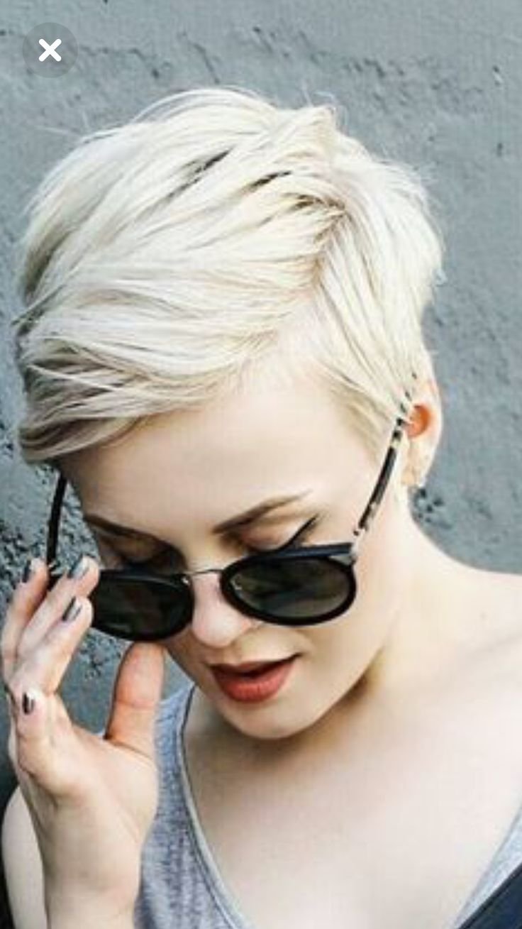 Блондинка с короткой стрижкой в очках