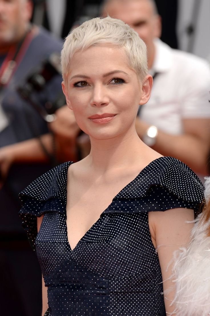 Очень короткая стрижка блондинка