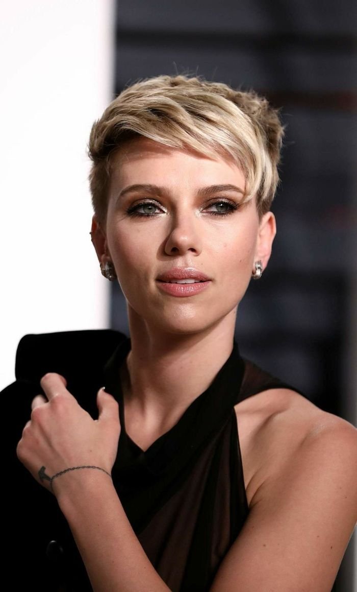 Скарлетт Йоханссон с короткой стрижкой блондинка