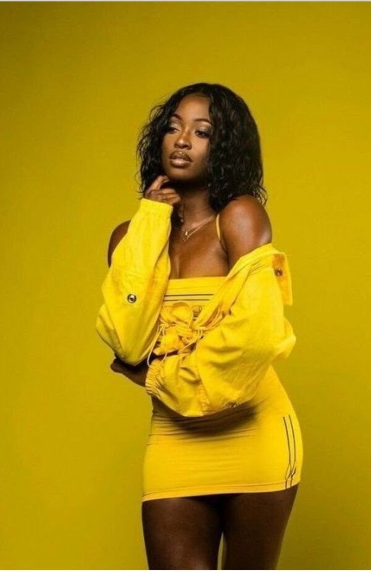 Темнокожая девушка в желтом