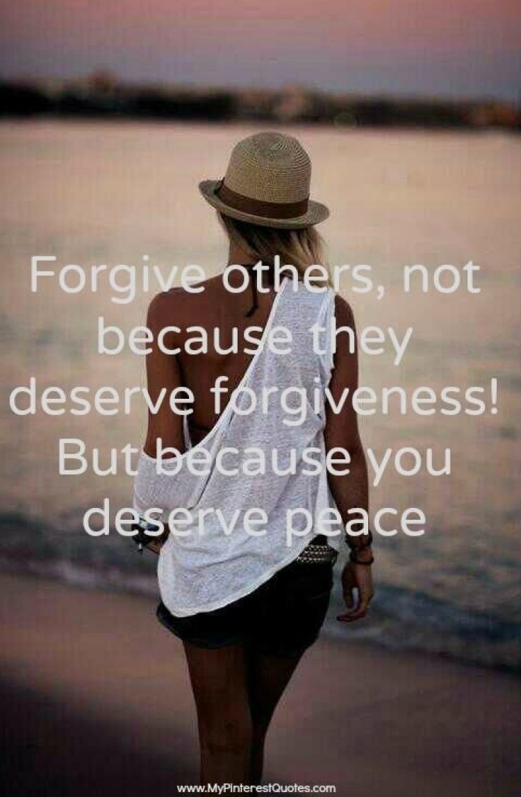 Девушка в шляпе сзади