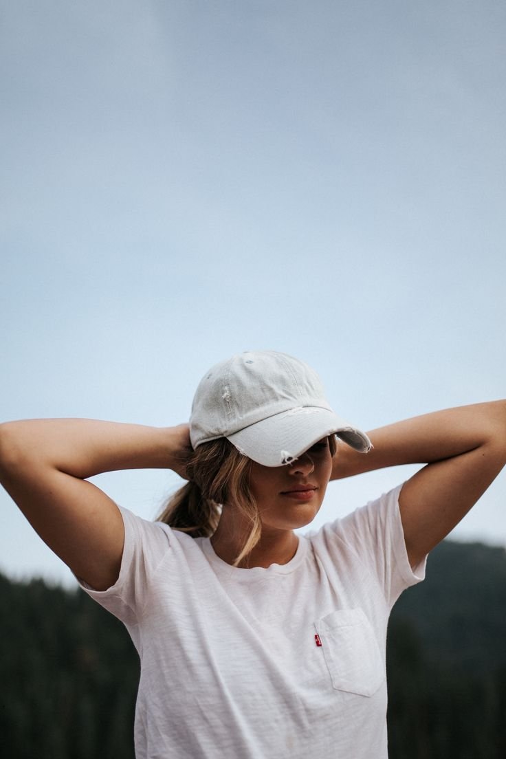 Позы для фотосессии в кепке