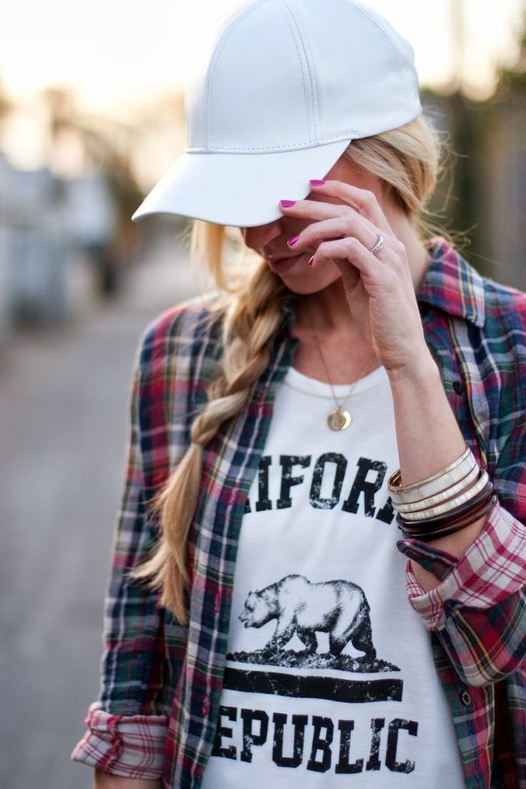 Блондинка в бейсболке