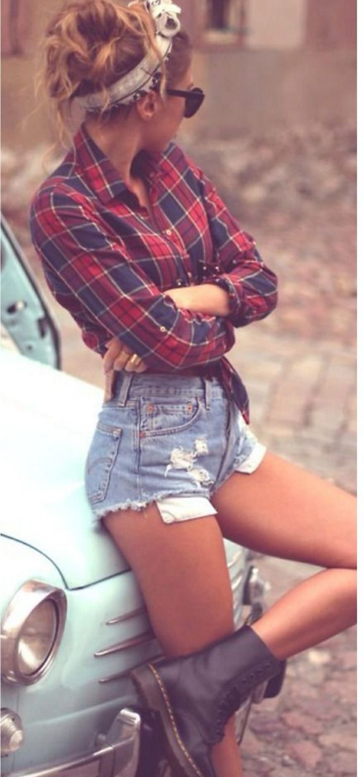 Девушка в шортах и рубашке