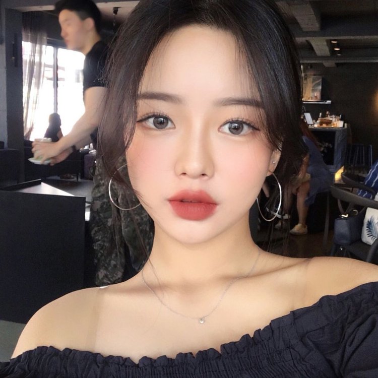 Азиатская девушка без макияжа селфи