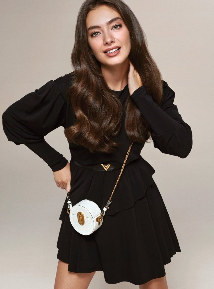 Актриса Неслихан атагул