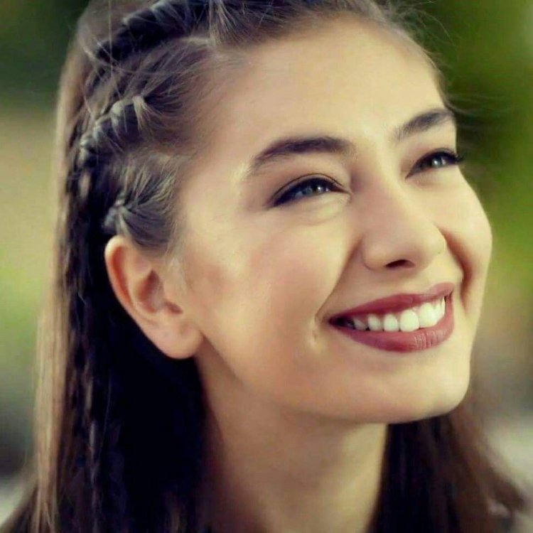 Неслихан Атагюль улыбается