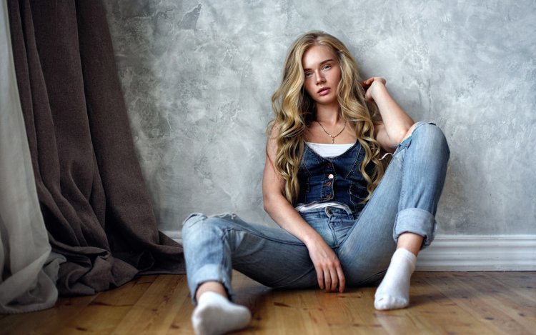 Девушки в джинсах