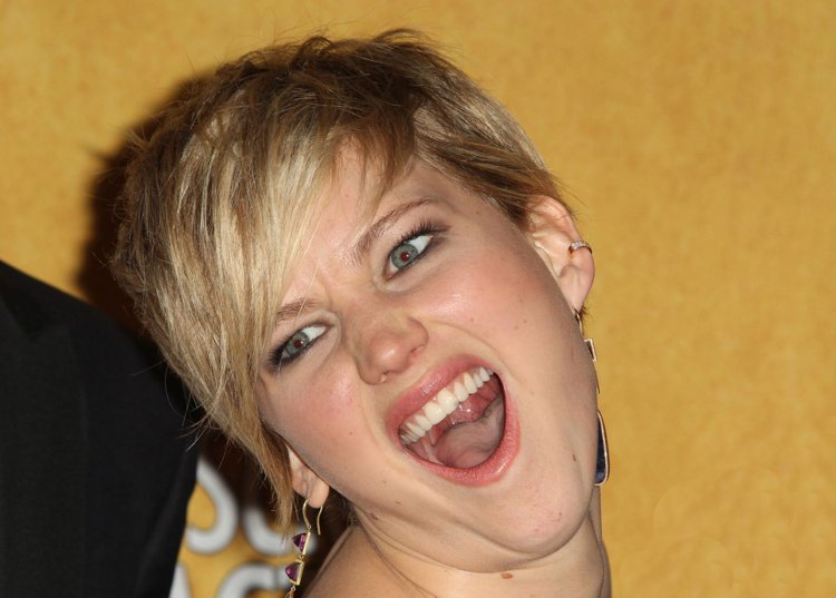 Женщины с открытыми ртами