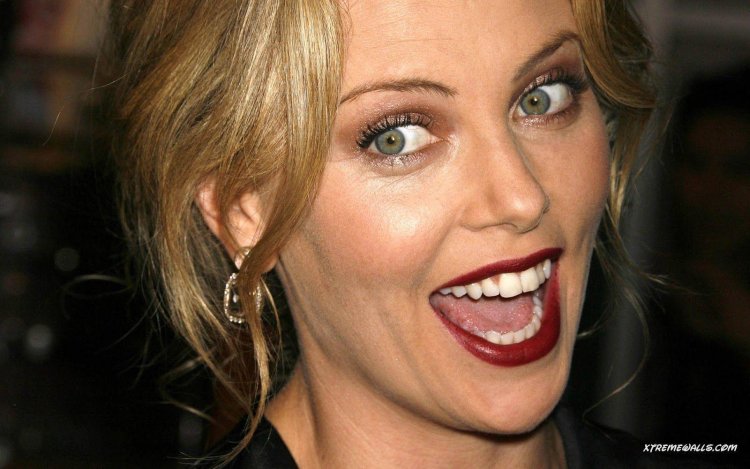 Шарлиз Терон зубы