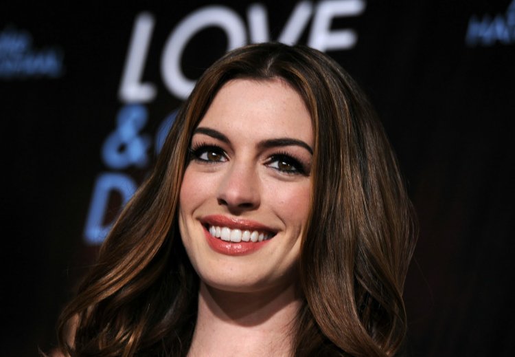 Энн Хэтэуэй брови