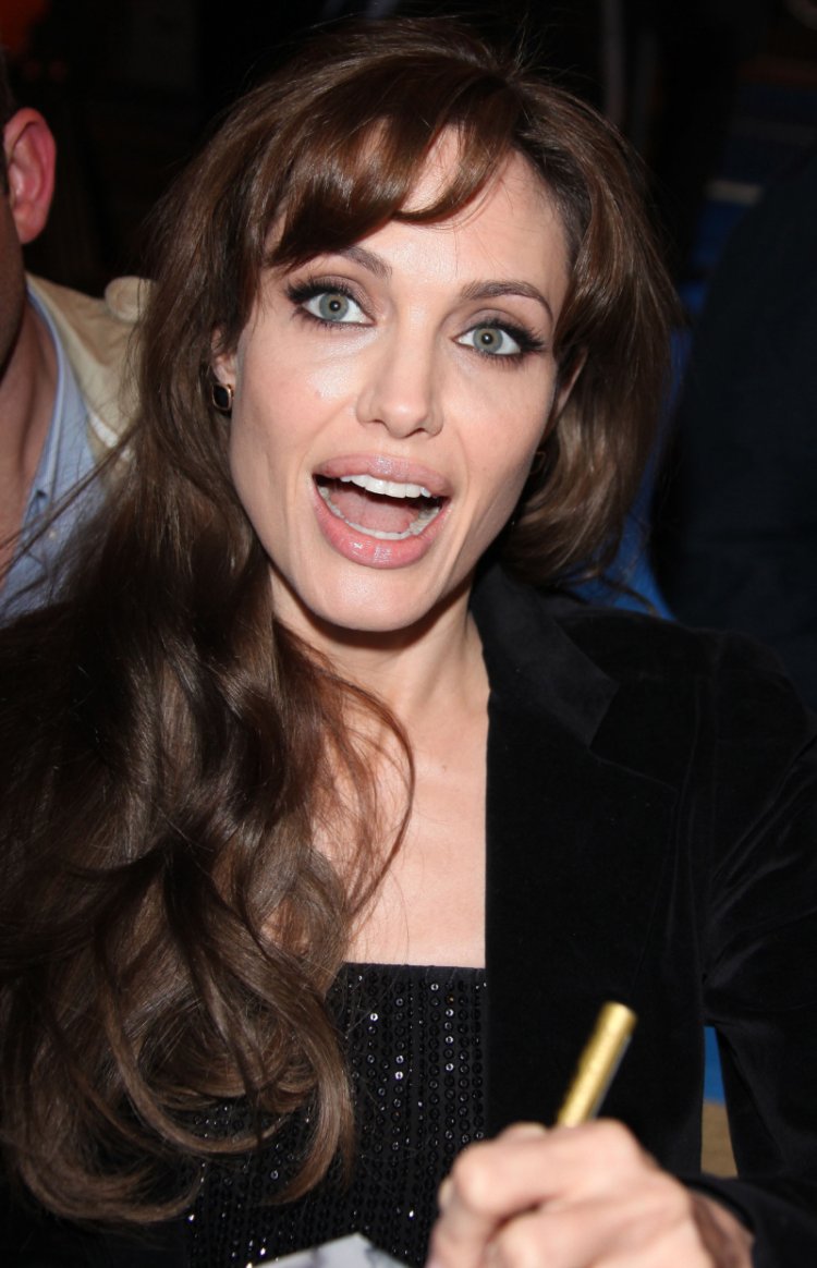 Анджелина Джоли рот