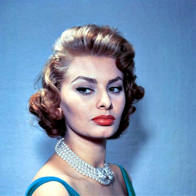 Софи Лорен в профиль