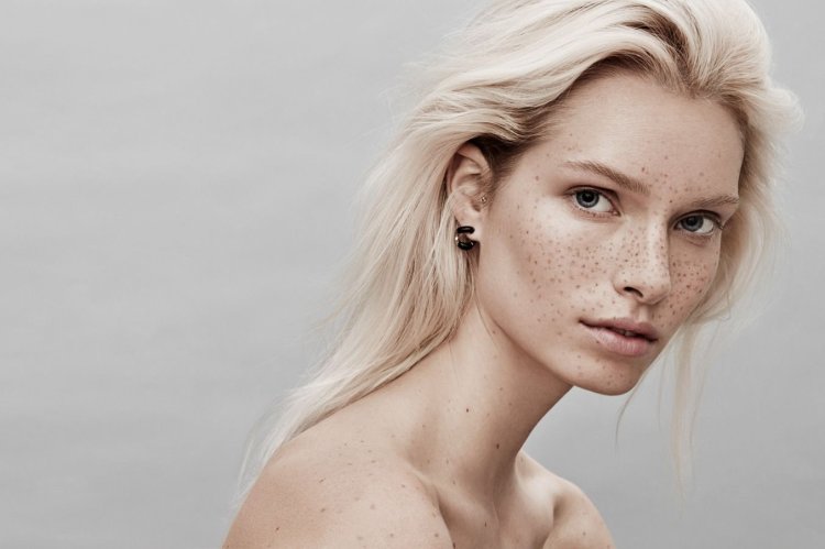 Блондинка с веснушками