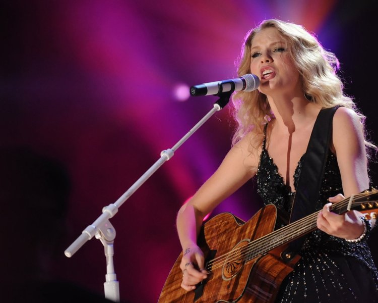 Тейлор Свифт с гитарой на сцене
