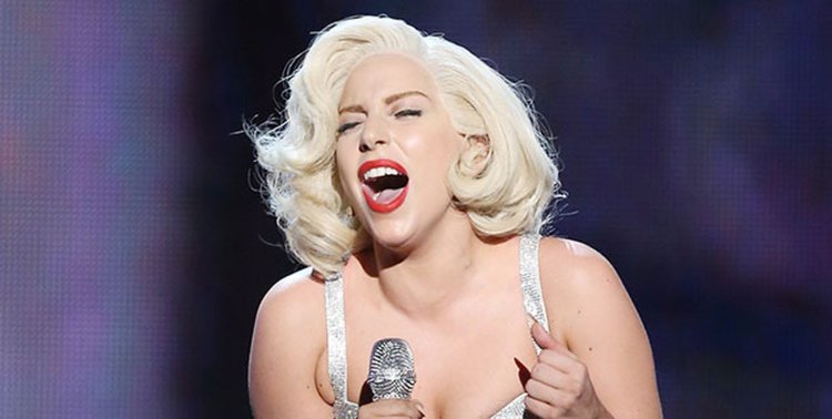 Леди Гага поет