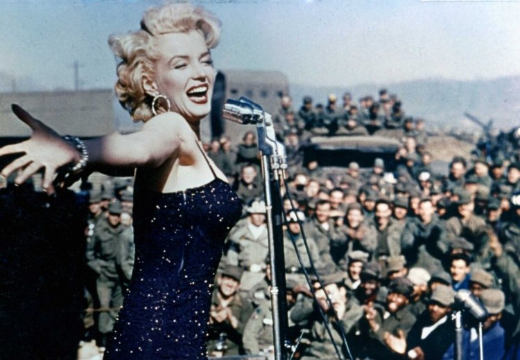 Мерлин Монро с солдатами