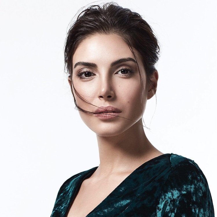 Турецкая актриса Дениз Байсал