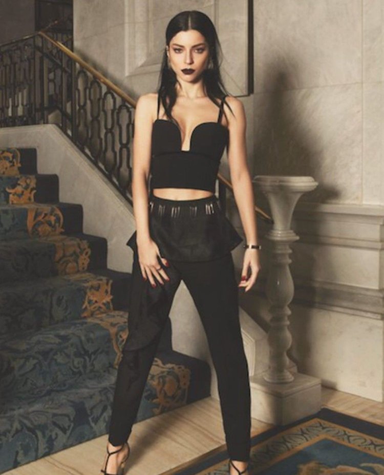 Мерве Болугур в черном