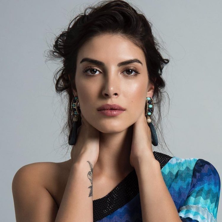 Актриса Дениз Байсал